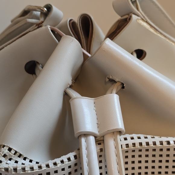 🍋 Vegan leather festival bucket bag with punch out detail - Picture 6 of 13